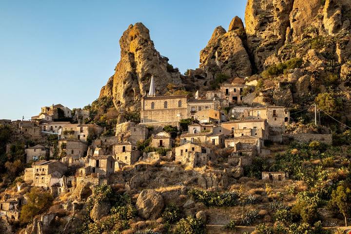 In Calabria c'è un affascinante borgo fantasma dove una montagna con 5 dita ha ridisegnato il paesaggio