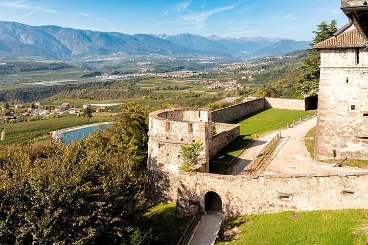 Dormivano in stanze rivestite di legno mentre fuori dominavano la valle: dentro il castello dei conti del Trentino