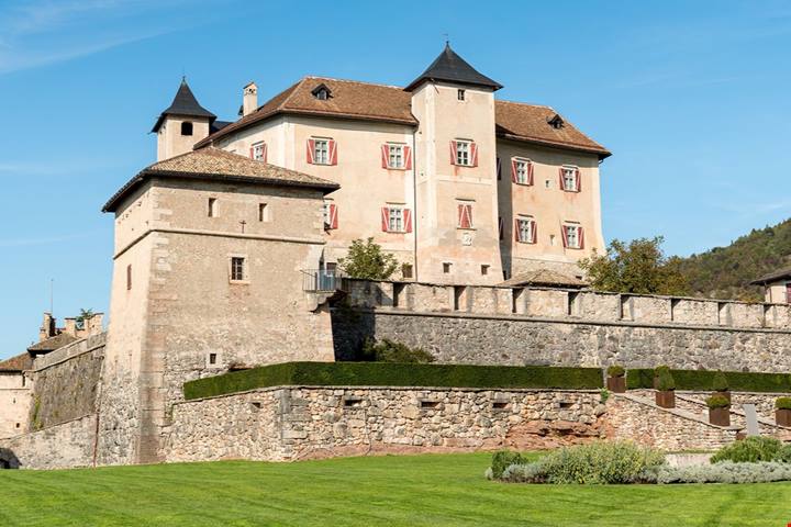 Dormivano in stanze rivestite di legno mentre fuori dominavano la valle: dentro il castello dei conti del Trentino