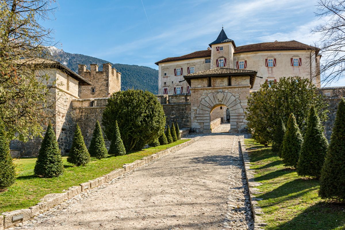 Dormivano in stanze rivestite di legno mentre fuori dominavano la valle: dentro il castello dei conti del Trentino