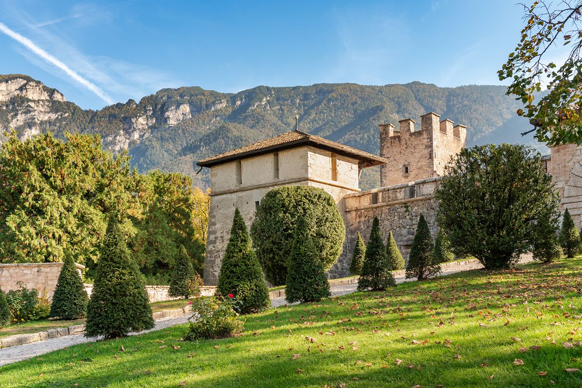 Dormivano in stanze rivestite di legno mentre fuori dominavano la valle: dentro il castello dei conti del Trentino