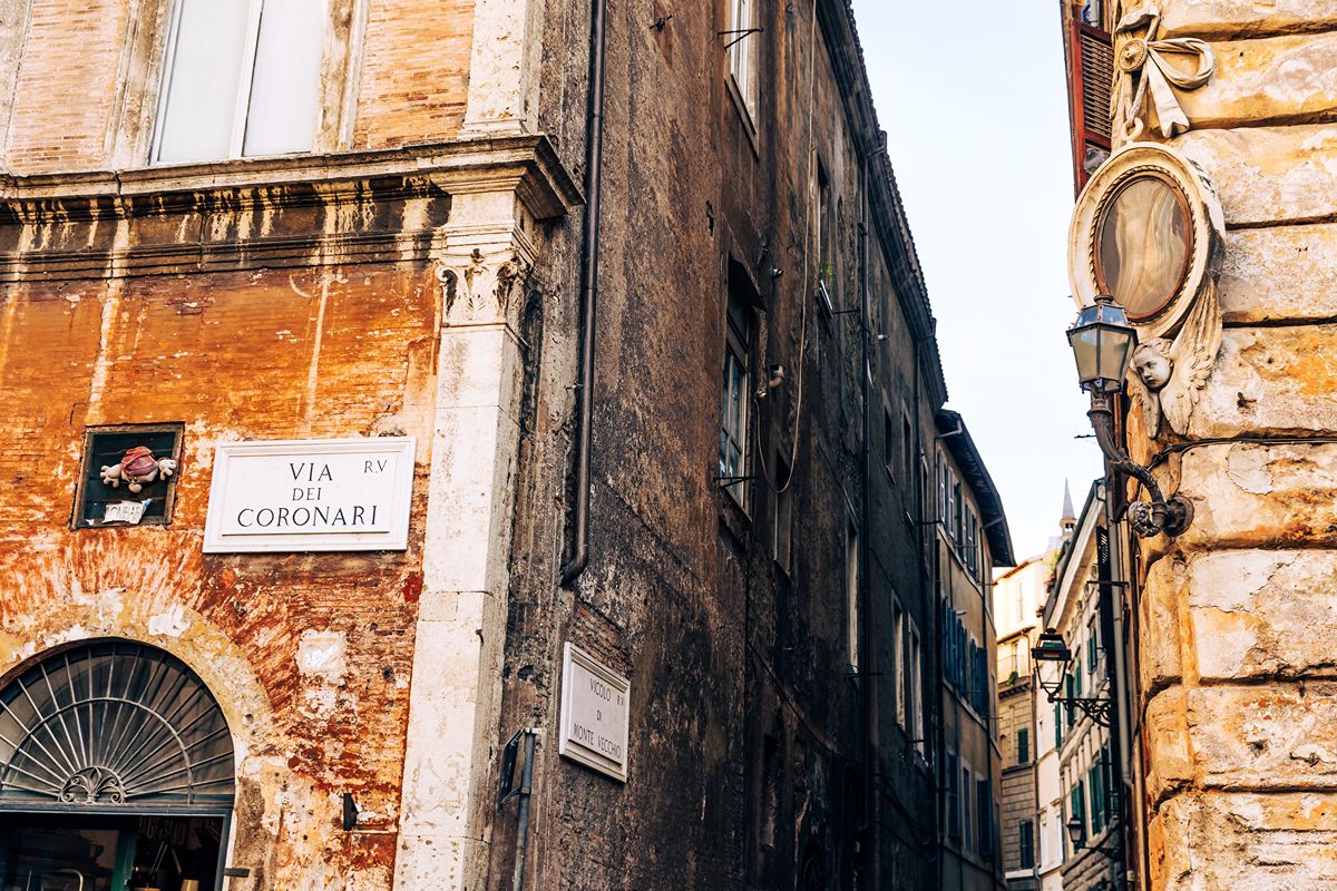 La strada più caratteristica di Roma è una passeggiata di 500 metri tra antiche botteghe e palazzi nobiliari