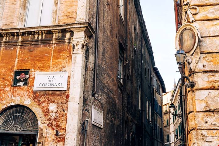 La strada più caratteristica di Roma è una passeggiata di 500 metri tra antiche botteghe e palazzi nobiliari
