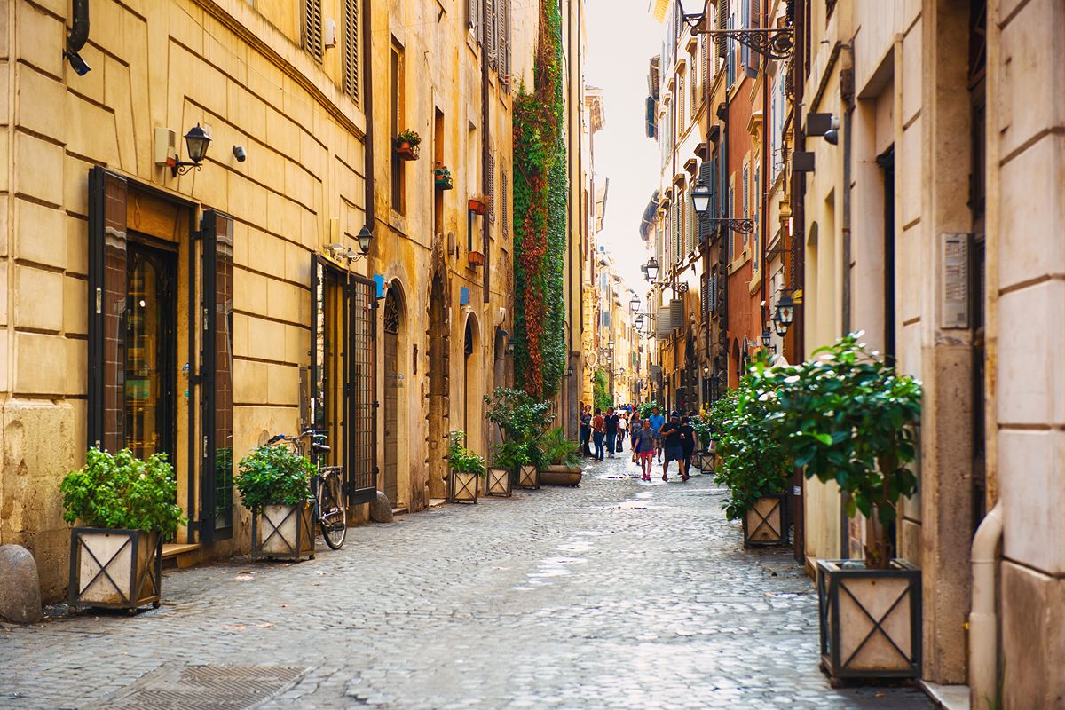 La strada più caratteristica di Roma è una passeggiata di 500 metri tra antiche botteghe e palazzi nobiliari