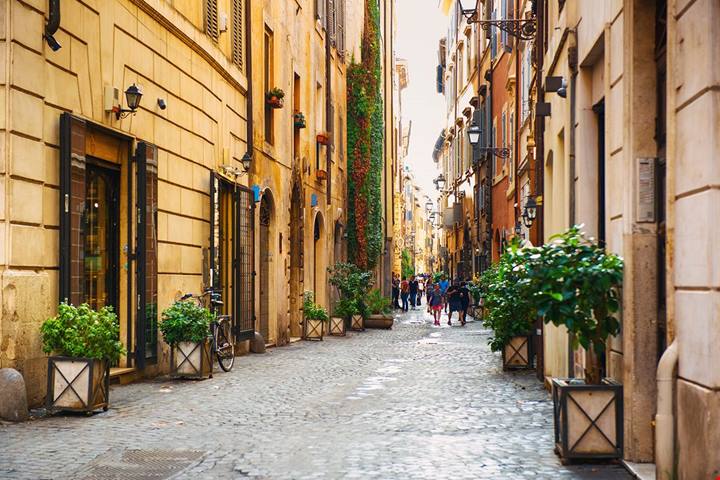 La strada più caratteristica di Roma è una passeggiata di 500 metri tra antiche botteghe e palazzi nobiliari