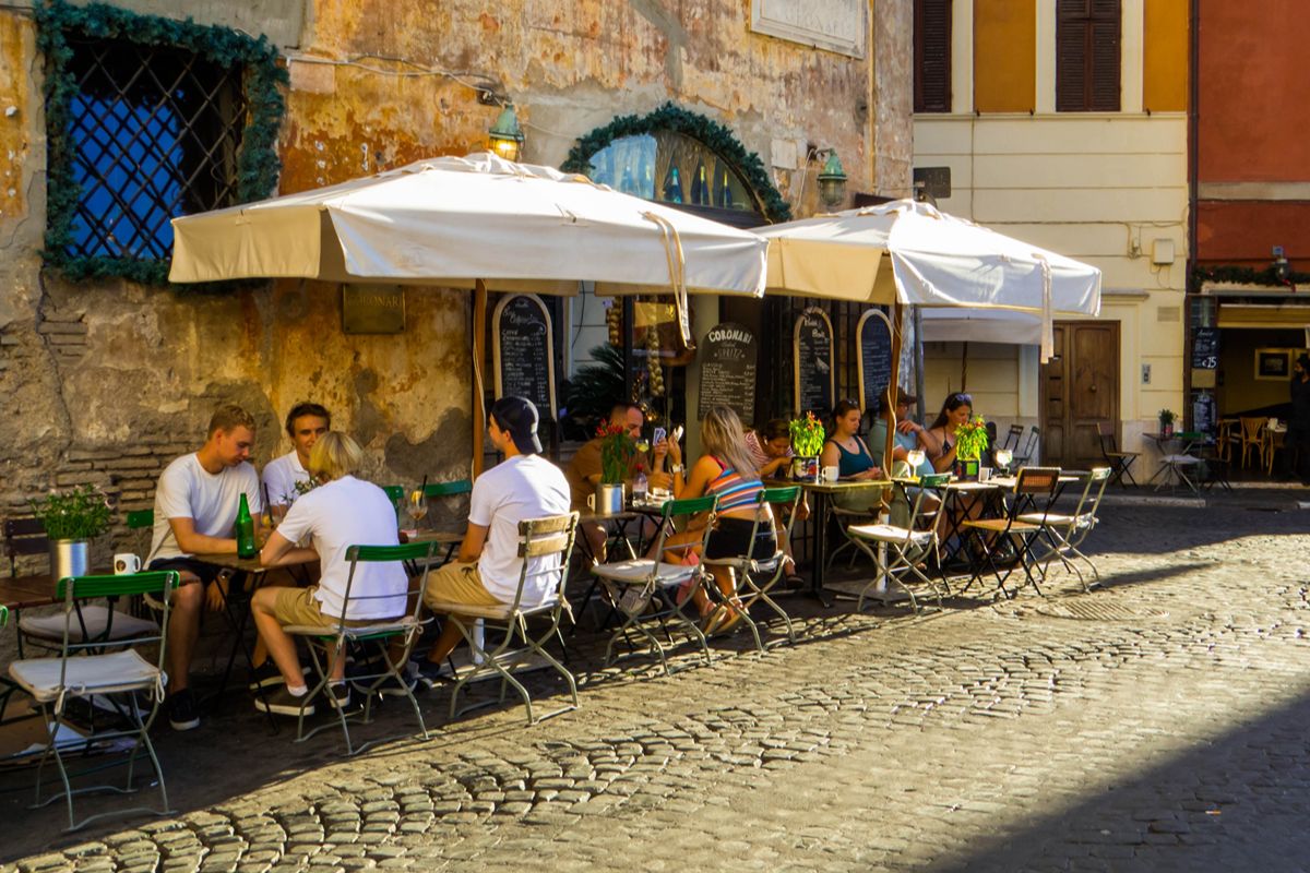 La strada più caratteristica di Roma è una passeggiata di 500 metri tra antiche botteghe e palazzi nobiliari