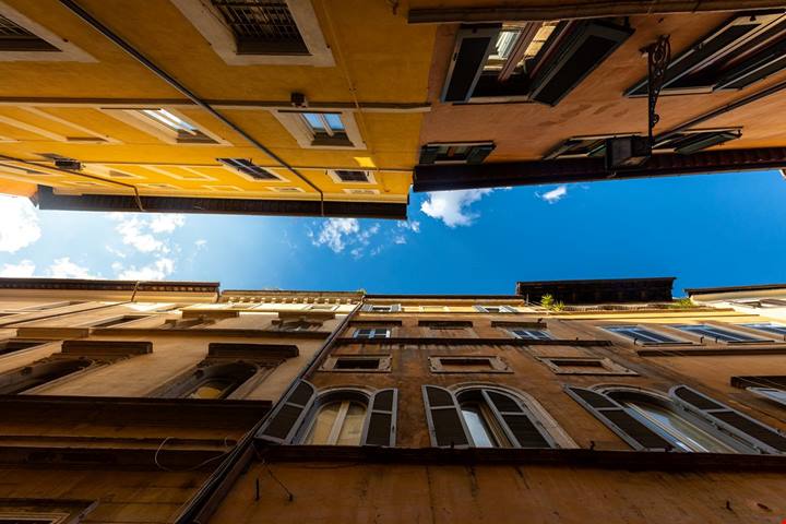 La strada più caratteristica di Roma è una passeggiata di 500 metri tra antiche botteghe e palazzi nobiliari