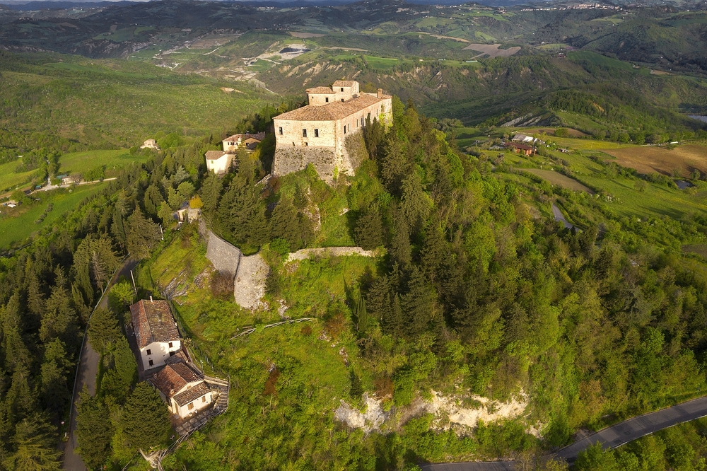 Chiese, castelli e grotte misteriose: i 4 luoghi più spaventosi d'Italia per un Halloween da turista