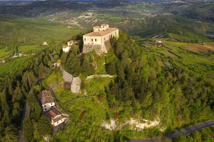 Chiese, castelli e grotte misteriose: i 4 luoghi più spaventosi d'Italia per un Halloween da turista