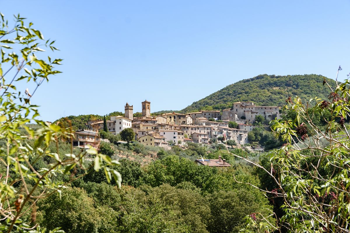 Umbria, il borgo dalla vista indimenticabile dove il fiume accarezza le antiche case di pietra
