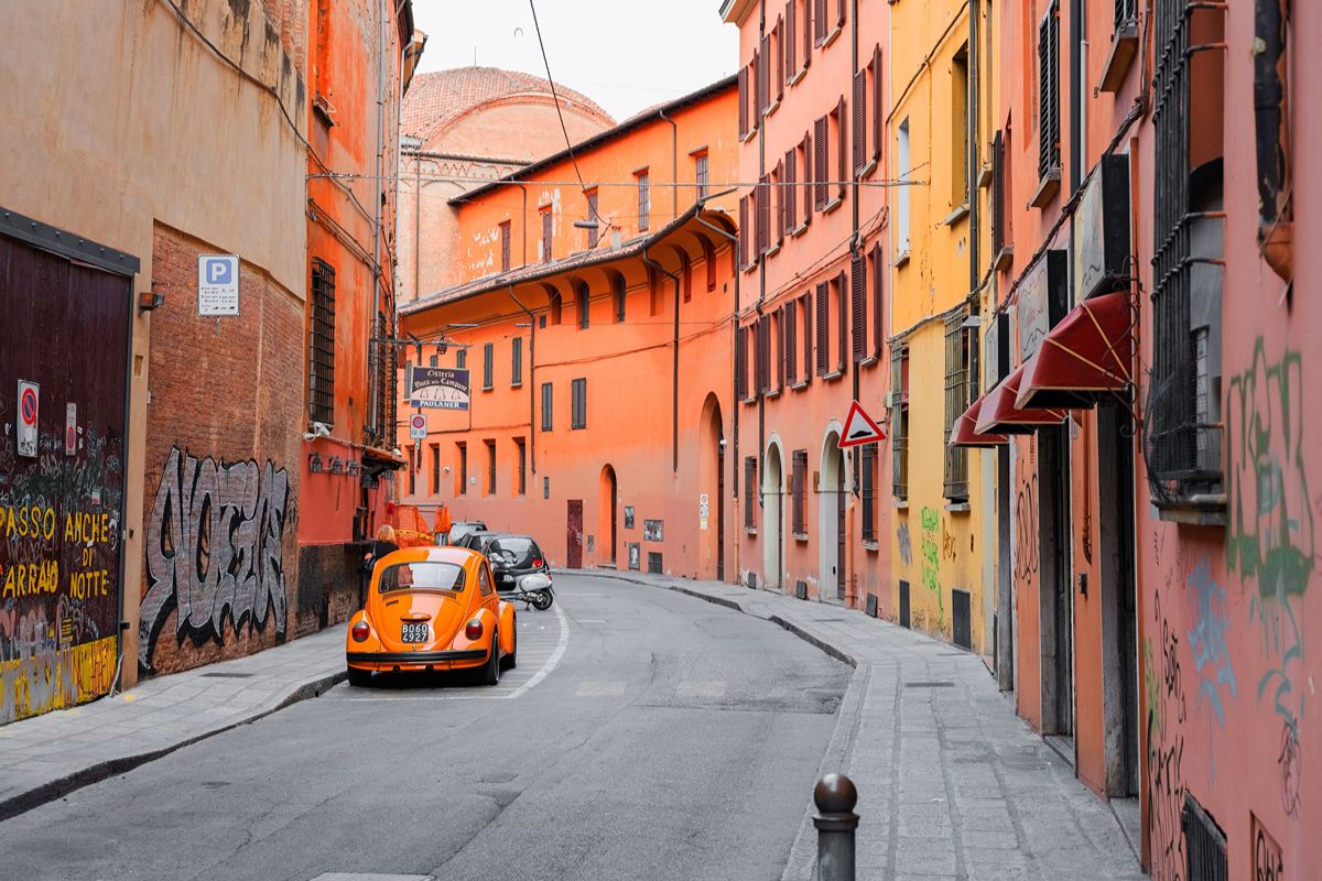 Pasta fatta a mano, vino novello e passeggiate nel Medioevo: è lei la città italiana perfetta da scoprire in autunno