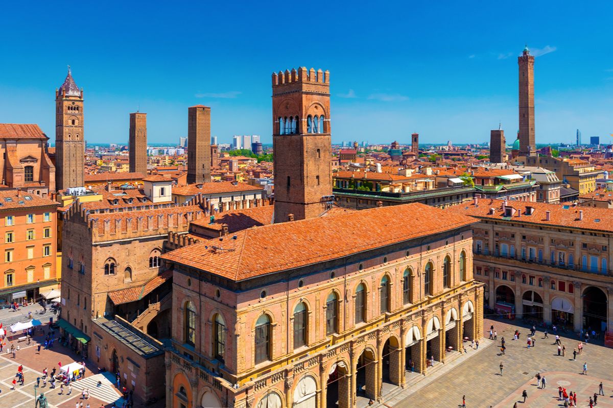 Pasta fatta a mano, vino novello e passeggiate nel Medioevo: è lei la città italiana perfetta da scoprire in autunno