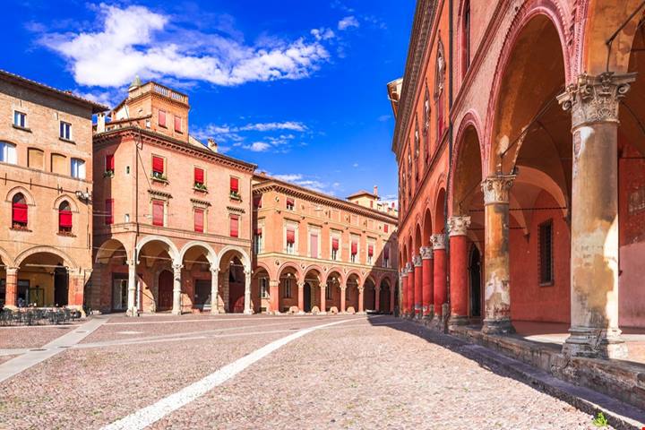Pasta fatta a mano, vino novello e passeggiate nel Medioevo: è lei la città italiana perfetta da scoprire in autunno