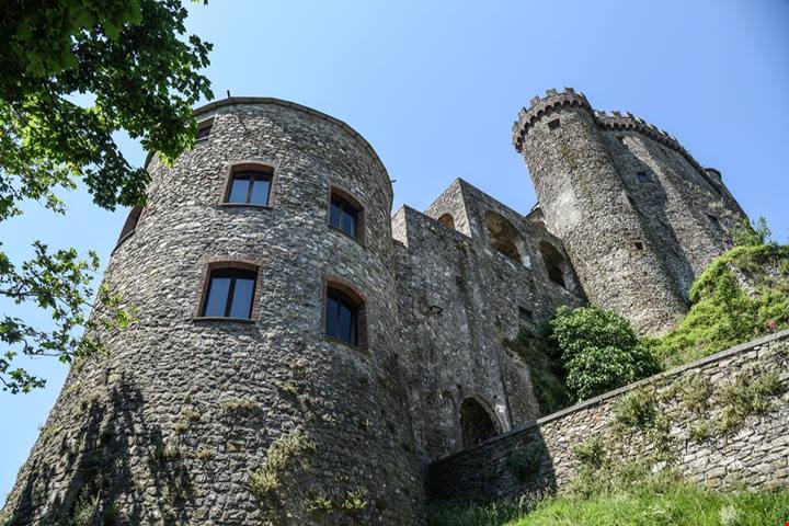 Toscana, tra fantasmi e leggende: il castello medievale più affascinante della Lunigiana