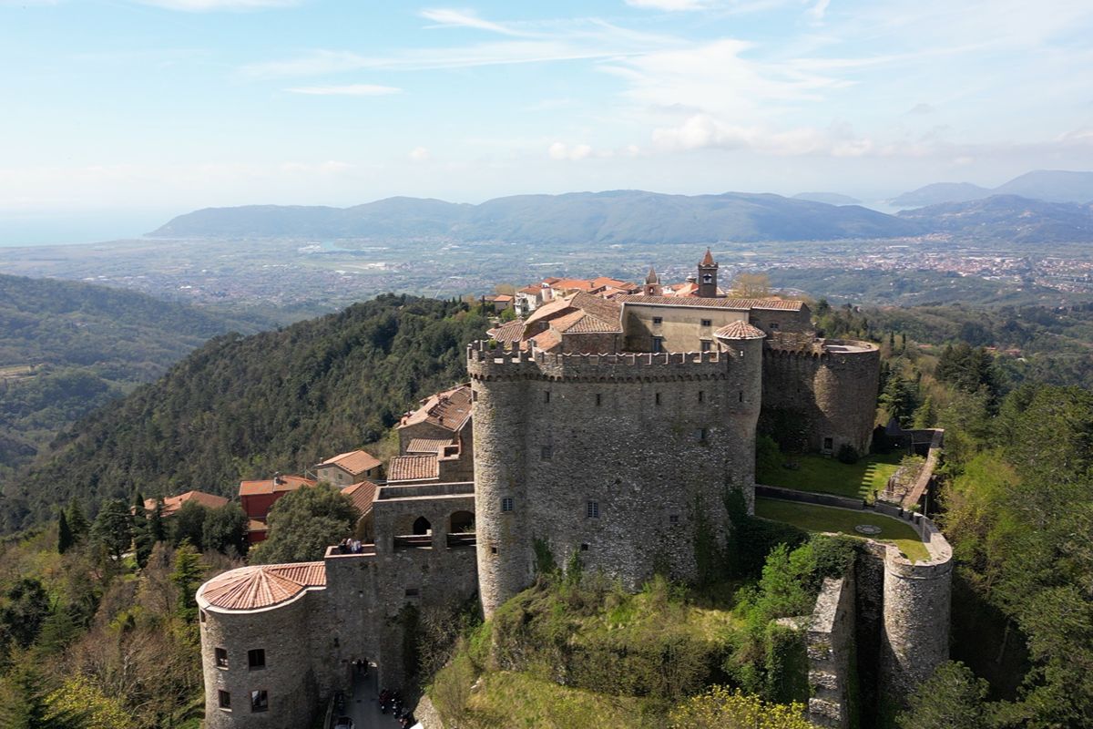 Toscana, tra fantasmi e leggende: il castello medievale più affascinante della Lunigiana