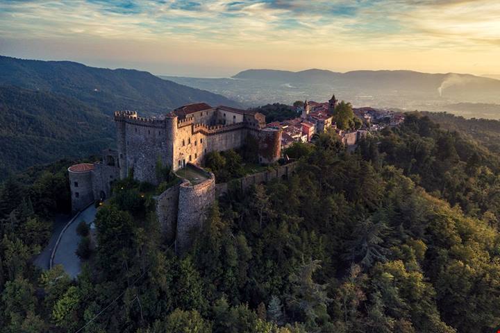 Toscana, tra fantasmi e leggende: il castello medievale più affascinante della Lunigiana