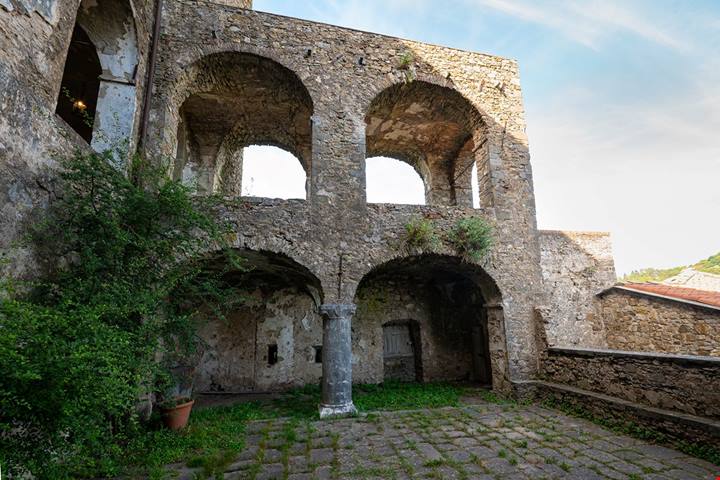 Toscana, tra fantasmi e leggende: il castello medievale più affascinante della Lunigiana