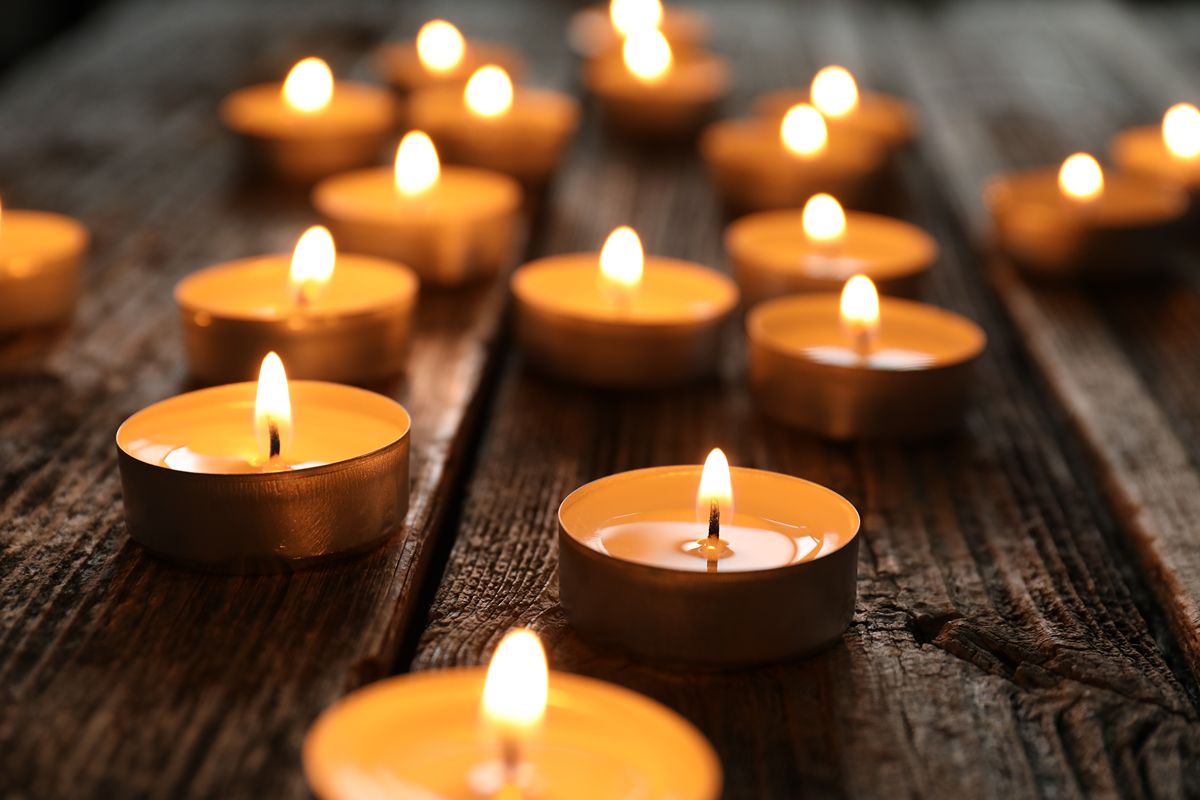 Per qualche sera si spengono le luci elettriche e si accendono migliaia di candele: il Natale marchigiano è diverso