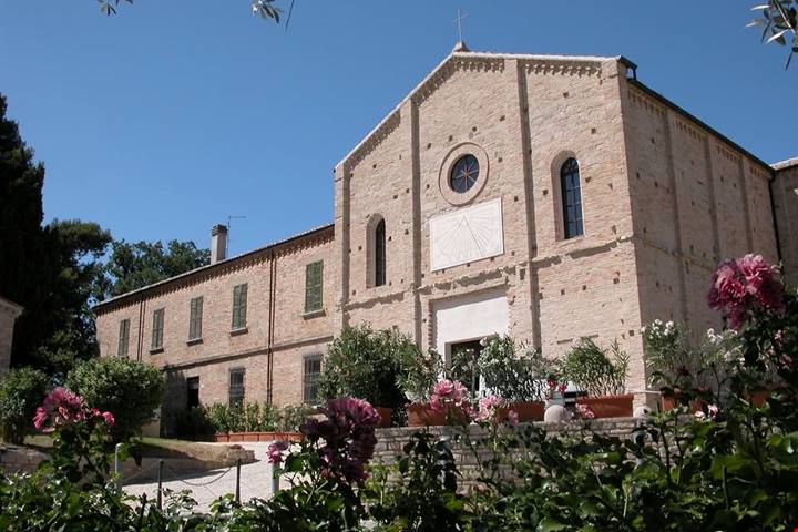 Per qualche sera si spengono le luci elettriche e si accendono migliaia di candele: il Natale marchigiano è diverso