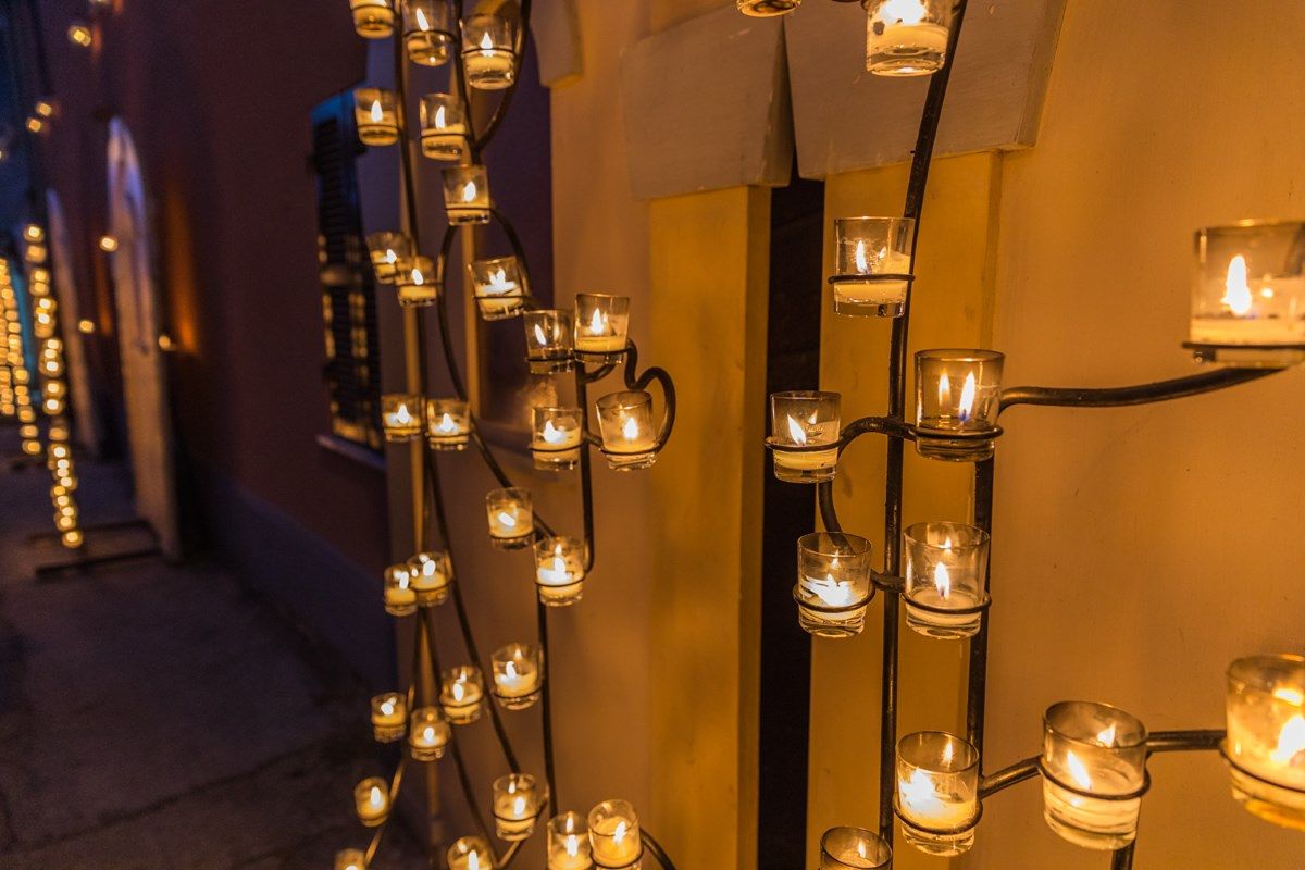 Per qualche sera si spengono le luci elettriche e si accendono migliaia di candele: il Natale marchigiano è diverso