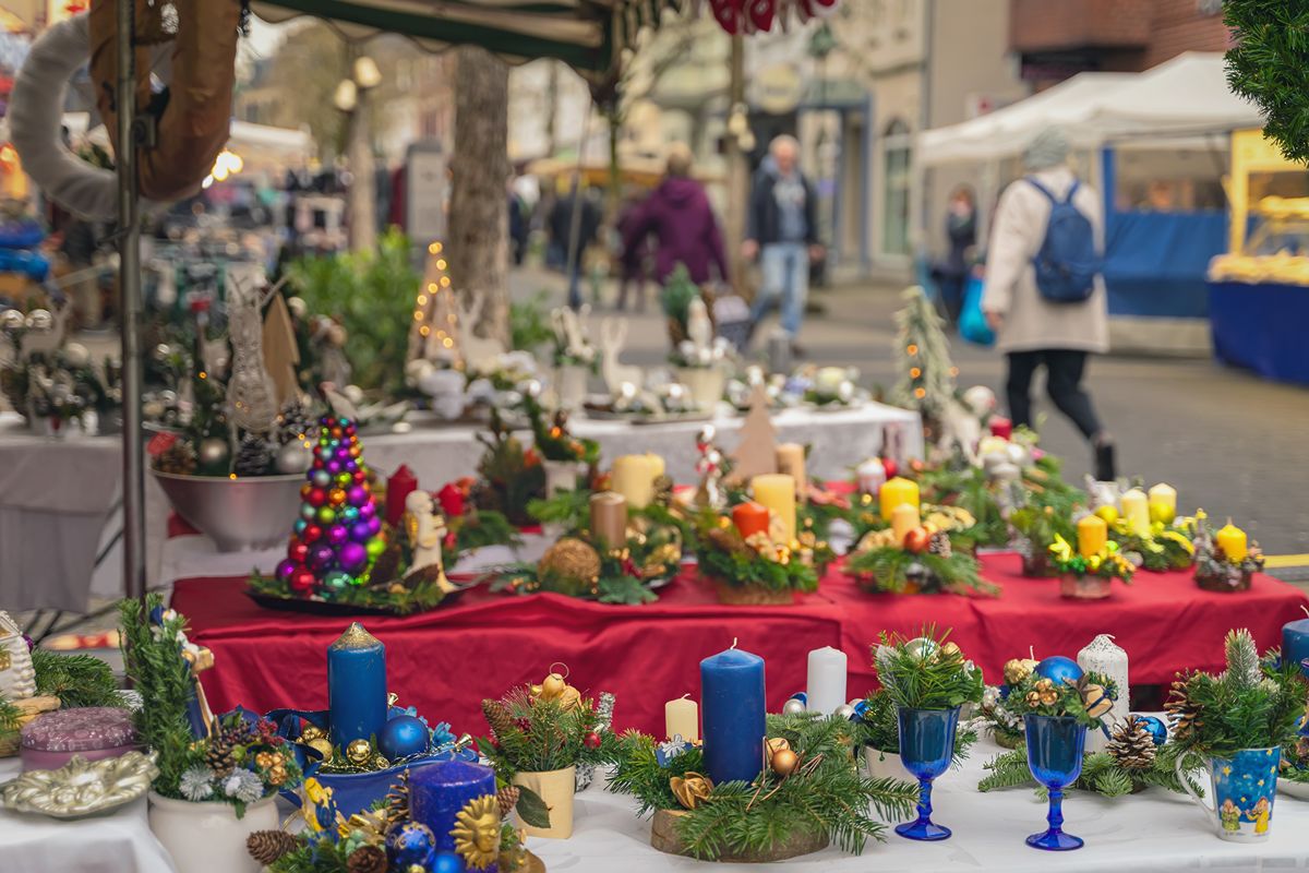 Per qualche sera si spengono le luci elettriche e si accendono migliaia di candele: il Natale marchigiano è diverso