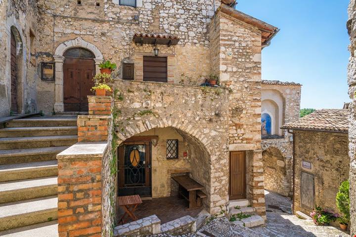 Vengono da tutta Europa per vedere questo paese di 300 abitanti: il motivo ti lascerà senza parole