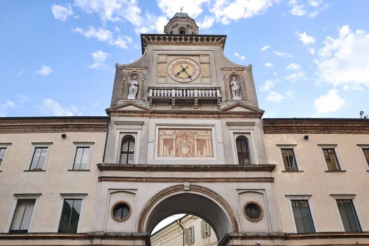 E la porta d'ingresso alla città: tantissimi ci passano sotto ogni giorno, ma pochi conoscono la sua storia