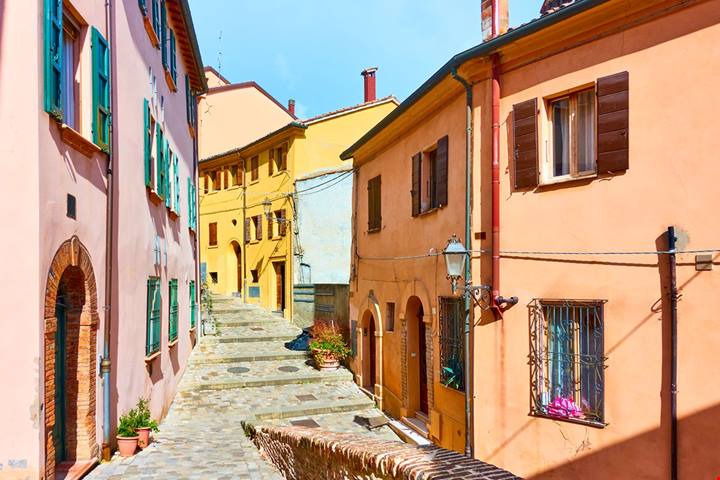 Tra cunicoli scavati nella roccia, stanze sotterranee e antichi passaggi, un borgo medievale custodisce un labirinto dalle origini ancora in parte sconosciute.