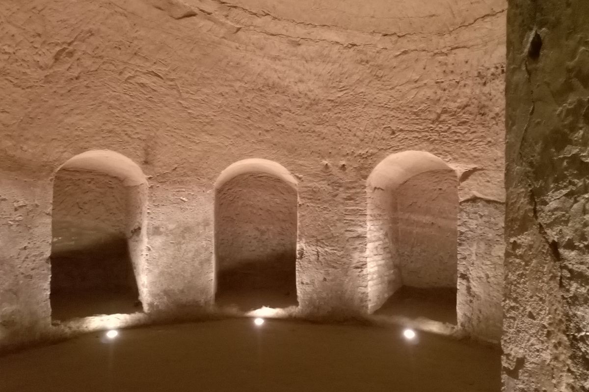 Tra cunicoli scavati nella roccia, stanze sotterranee e antichi passaggi, un borgo medievale custodisce un labirinto dalle origini ancora in parte sconosciute.