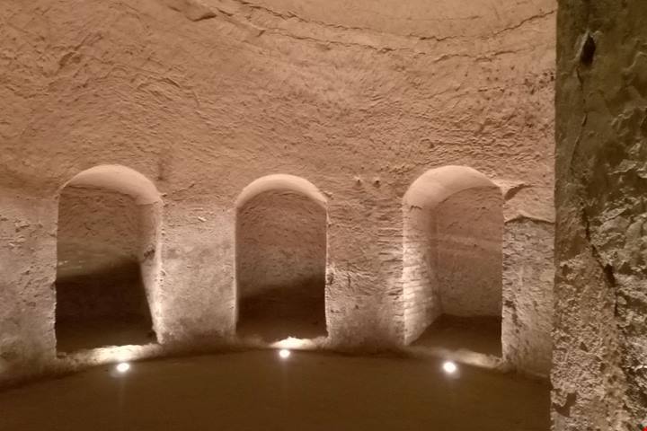 Tra cunicoli scavati nella roccia, stanze sotterranee e antichi passaggi, un borgo medievale custodisce un labirinto dalle origini ancora in parte sconosciute.
