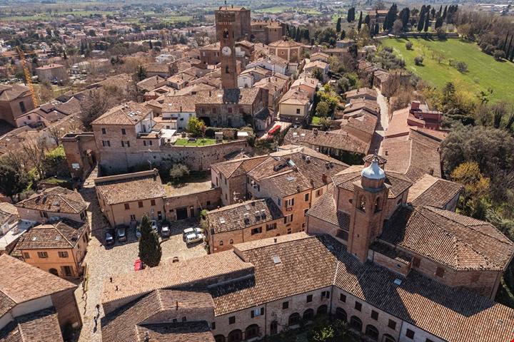Tra cunicoli scavati nella roccia, stanze sotterranee e antichi passaggi, un borgo medievale custodisce un labirinto dalle origini ancora in parte sconosciute.