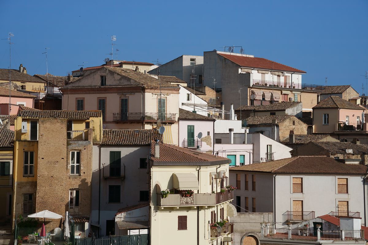 Abruzzo, la bellezza miracolosa della città che guarda il mare e da dove la montagna si tocca con un dito