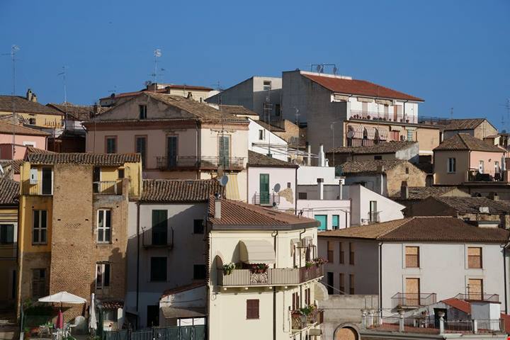 Abruzzo, la bellezza miracolosa della città che guarda il mare e da dove la montagna si tocca con un dito