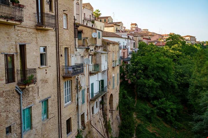 Abruzzo, la bellezza miracolosa della città che guarda il mare e da dove la montagna si tocca con un dito