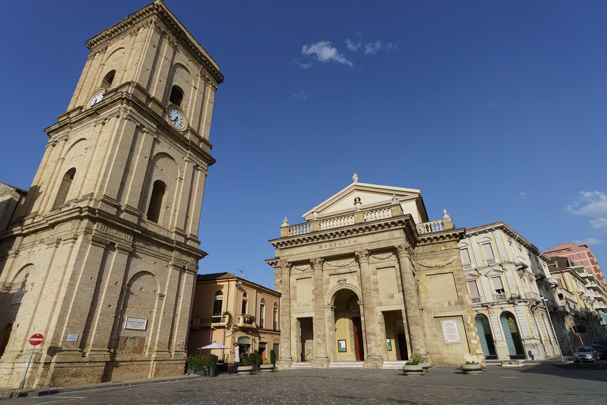 Abruzzo, la bellezza miracolosa della città che guarda il mare e da dove la montagna si tocca con un dito