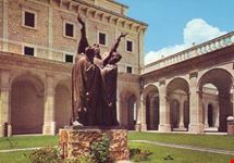 Gruppo in bronzo, S. Benedetto morente