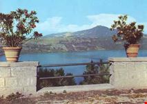 Il Lago di Castel Gandolfo con veduta di Rocca di Papa e Monte Cavo
