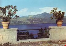 Lago di Castel Gandolfo con veduta di Rocca di Papa e Monte Cavo