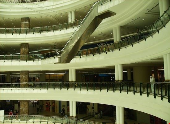 Centri commerciali e souq Centro commerciale nella city co pista di pattinaggio: 5 vastissimi piani con varietà merceologiche di ogni genere ed esteso parcheggio sotterraneo.
 FIORENZA MORIGHI FIORENZA MORIGHI