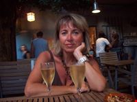 Un brindisi con il Claret, fresco aperitivo locale