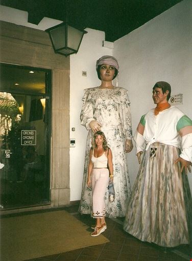 Foto In Un Negozio Di Artigianato I Famosi Santoni A Barcellona 376x550 Autore Ester Simoncini