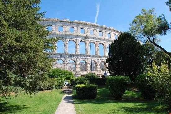 Non è a Roma e neanche in Italia: questa copia del Colosseo è una straordinaria arena sul mare a due passi dal confine