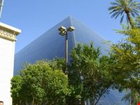 La piramide del LUXOR vista dalla piscina