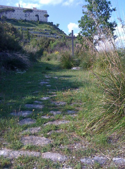 vecchio sentiero di accesso all'Abbazia