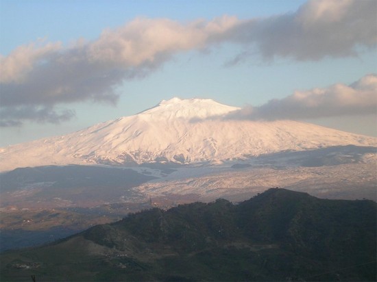 Una splendida veduta dell'Etna a primavera