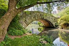 Uno dei romantici ponti del parco