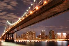 Il Ponte di Brooklyn illuminato