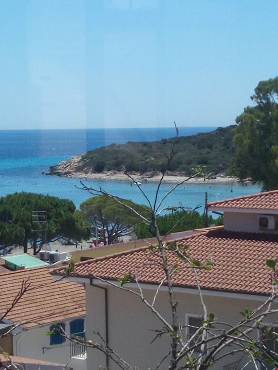 mare limpido e pulito panorama mozzafiato guardi il colore del mare e il primo istinto è quello di correre per raggiungerlo ed immergerti  