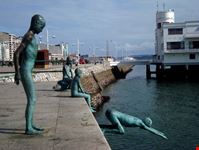 statue
