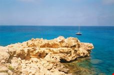 rocce a picco sul mare